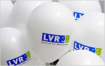 Mehrere Luftballons mit dem Logo des LVR. 