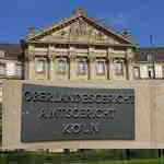 Die Außenfassade des Oberlandesgerichtes Köln mit Schriftzug