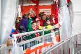 Man sieht feiernde Menschen auf der LVR-Tribüne auf dem Kölner Heumarkt.