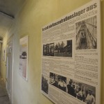 Eine Wand mit Ausstellungsstücken in der Gedenkstätte Brauweiler