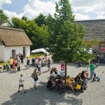 Eine Szenerie mit Besucherinnen und Besuchern im LVR-Freilichtmuseum Lindlar