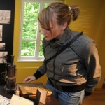 Eine Frau schaut sich in einer Vitrine in einem Museum ein Ausstellungsstück an.