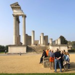 Eine Gruppe von Besuchern vor einem wieder aufgebauten Hafentempel der Römer im LVR-Archäologischen Park Xanten