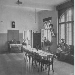Ein historisches Bild von einem Aufenthaltsraum in einer Einrichtung mit Personen